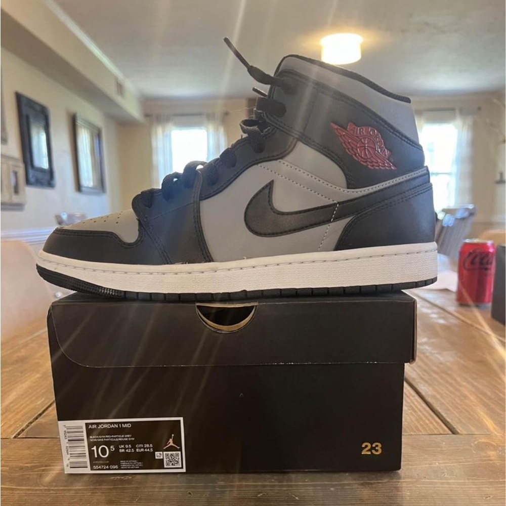 Jordan 1 Mid/ Shadow